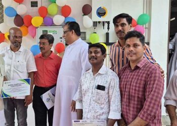 മാടവന സെൻ്റ് സെബാസ്റ്റ്യൻ പള്ളിയിൽ സ്ഥാപിച്ച സൗരോർജ പദ്ധതി വരാപ്പുഴ അതിരൂപത ചാൻസലർ ഫാ. എബിജിൻ അറക്കൽ സ്വിച്ച് ഓൺ കർമ്മം നിർവഹിക്കുന്നു. ജോണി, സാബു, ജെസ്റ്റിൻ ഫ്രാൻസീസ്, വികാരി ഫാ. സെബാസ്റ്റ്യൻ വട്ടപ്പറമ്പിൽ, രതീഷ്, രാജേഷ്കുമാർ, വിജികുമാർ എന്നിവർ സമീപം.