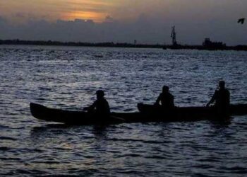 കൊച്ചി കായലിൽ പരിശീലനത്തിനിടെ നാവിക സേന ഉദ്യോ​ഗസ്ഥനെ ഒഴുക്കിൽപ്പെട്ട് കാണാതായി