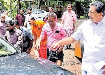 മദ്യ ലഹരിയിൽ എംഎൽഎയ്ക്ക് നേരെ പാഞ്ഞടുത്ത് കാർ, കൂടെയുണ്ടായിരുന്നയാൾ മോൻസ് ജോസഫ് എംഎൽഎയെ റോഡിൽ നിന്നു വലിച്ചുമാറ്റിയതിനാൽ തലനാരിഴയ്ക്ക് രക്ഷപ്പെട്ടു, യുവാവിനെതിരെ പരാതിയില്ലെന്ന് എംഎൽഎ