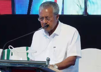 അധ്യാപകർക്ക് കുട്ടികളുടെ ബാഗ് പരിശോധിക്കാമെന്ന് മുഖ്യമന്ത്രി; ലഹരി ഉപയോഗം തടയാൻ ബാലാവകാശ കമ്മീഷൻ ഉത്തരവ് ലംഘിക്കാൻ നിർദേശം