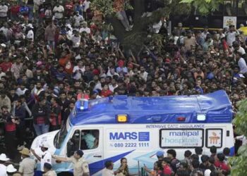 വിക്ടറി പരേഡ് ഉണ്ടാവില്ലെന്നു പോലീസ് അറിയിപ്പ്, നടത്തുമെന്ന് കെസിഎ, അപകടത്തിനു പിന്നിൽ കർണാടക ക്രിക്കറ്റ് അസോസിയേഷന്റെ പിടിവാശി, 5000 പോലീസുകാരെ ഇറക്കിയിട്ടും തിരക്ക് നിയന്ത്രിക്കാനായില്ല, കൈവിട്ടുപോയെന്ന് ഡികെ ശിവകുമാർ