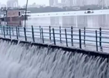 പൂർണ്ണ ശേഷിയും കടന്ന് നാലുപാടും കവിഞ്ഞൊഴുകി പവായി തടാകം; നഗരത്തിൽ കനത്ത മഴ തുടരുന്നു, മുംബൈയിൽ ഗതാഗത തടസവും