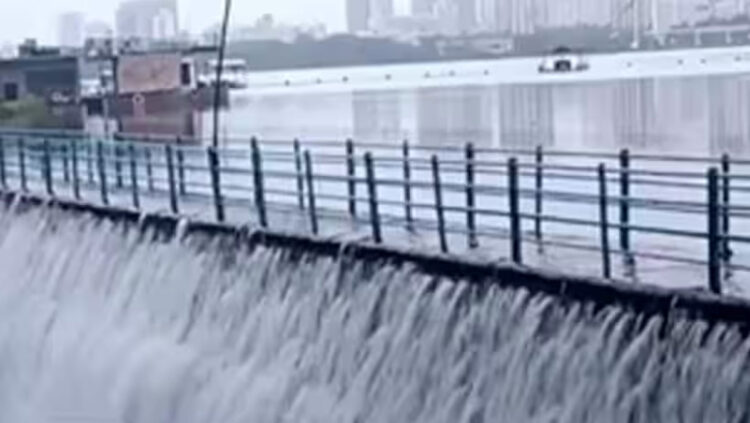 പൂർണ്ണ ശേഷിയും കടന്ന് നാലുപാടും കവിഞ്ഞൊഴുകി പവായി തടാകം; നഗരത്തിൽ കനത്ത മഴ തുടരുന്നു, മുംബൈയിൽ ഗതാഗത തടസവും