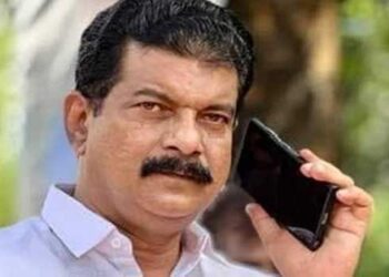 വ്യക്തിഹത്യ നടത്തിയാൽ തലയിൽ മുണ്ടിട്ട് നിലമ്പൂരിൽ നിന്ന് ഓടിയൊളിക്കേണ്ട ഗതികേടുണ്ടാകും, ഇതൊരു മുന്നറിയിപ്പാണ്!! നവകേരള സദസിന്റെ പേരിൽ റിയാസ് നേരിട്ട് ബലമായി കരാറുകാരുടെ കയ്യിൽ നിന്ന് പണപ്പിരിവ് നടത്തി- പിവി അൻവർ