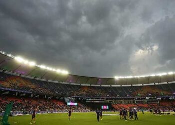 ഐപിഎൽ രണ്ടാം ക്വാളിഫയറിൽ മുംബൈയ്ക്കു മുന്നിൽ വില്ലനായി മഴ, കളി ഉപേക്ഷിച്ചാൽ മുംബൈ പുറത്ത്