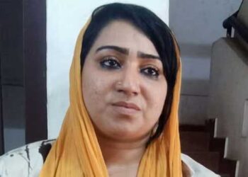 കാശിനായി വഴക്ക്, വീടിന്റെ ജനൽ ചില്ലും കാറും തകർത്തു, സഹോദരിയുടെ മകളെ അടിച്ചു, തടയാൻ ശ്രമിച്ച പോലീസുകാരിക്കുനേരേയും ആക്രമണം, യുവതി അറസ്റ്റിൽ, നിരവധി കേസുകളിൽ പ്രതിയെന്ന് പോലീസ്