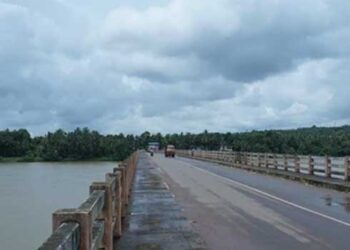 യുവതി ഭർത്താവിനെ ഉപേക്ഷിച്ച് കാമുകനൊപ്പം പോയി!! ഒരുമിച്ച് പുഴയിൽ ചാടി ആത്മഹത്യാ ശ്രമം, യുവതി നീന്തി രക്ഷപ്പെട്ടു; ഒഴുക്കിൽപ്പെട്ട യുവാവിനായി തിരച്ചിൽ തു‌ടരുന്നു