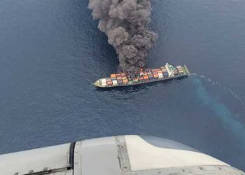 കപ്പലിൽ 2000 ടൺ ഇന്ധനവും 240 ടൺ ഡീസലും!! ചരക്കുകപ്പലിന്റെ പരമാവധി അടുത്തെത്തി വെള്ളം ചീറ്റി തീയണയ്ക്കാൻ ശ്രമം, ഭീഷണിയായി കണ്ടെയ്‌നറുകളുടെ മുകൾ ഭാ​ഗത്തേക്കും തീ പടർന്നു, ഐഎൻഎസ് സത്‌ലജും സ്ഥലത്തെത്തി