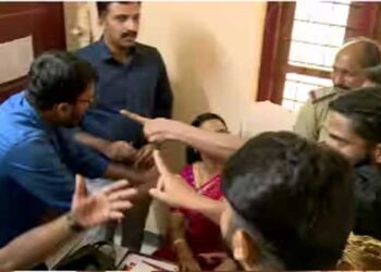 ആറ് കുട്ടികൾക്കായി ഇം​ഗ്ലീഷ് മീഡിയം തുടരാനാവില്ല, മുന്നറിയിപ്പില്ലാതെ ഡിവിഷൻ നിർത്തലാക്കി!! പുതിയ സ്കൂളിൽ അഡ്മിഷനെടുക്കുന്നത് അപ്രായോ​ഗികം- മാതാപിതാക്കൾ, പ്രവേശനോത്സവത്തിനിടെ പ്രധാനാധ്യാപികയെ ഉപരോധിച്ചു