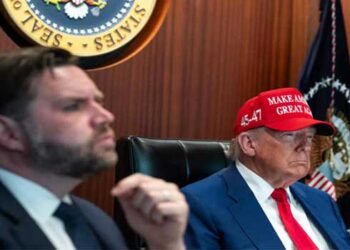 തലയിൽ ‘മെയ്ക്ക് അമേരിക്ക ഗ്രേറ്റ് എഗെയ്ൻ’ എന്ന വാചകത്തിലെഴുതിയ ചുവന്ന തൊപ്പി!!ചുറ്റിനും വൈസ് പ്രസിഡന്റും സൈനിക ഉദ്യോഗസ്ഥരും മറ്റ് ഉന്നത ഉദ്യോഗസ്ഥരും, സിറ്റുവേഷൻ റൂമിലിരുന്ന് യുഎസ് ഇറാനെ അക്രമിക്കുന്നത് ലൈവ് കണ്ട് ട്രംപ്