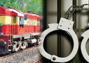 രാവിലെ ടിടിഇ കോട്ടുമിട്ട് കയ്യിൽ കുറെ ജനറൽ ടിക്കറ്റുമായി ഇറങ്ങും, ദിവസവും കിട്ടുന്നതു 10000 ൽ അധികം രൂപ, വ്യാജ ടിടിഇ ചമഞ്ഞ് തട്ടിപ്പ് നടത്തിയ കുപ്പി വെള്ള വിൽപനക്കാരൻ അറസ്റ്റിൽ