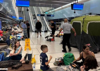 മിസൈലിൽ നിന്ന് രക്ഷവേണം, ഇസ്രയേലിൽ ഭൂഗർഭ റെയിൽ സ്റ്റേഷനുകളിൽ അഭയം തേടി ജനങ്ങള്‍