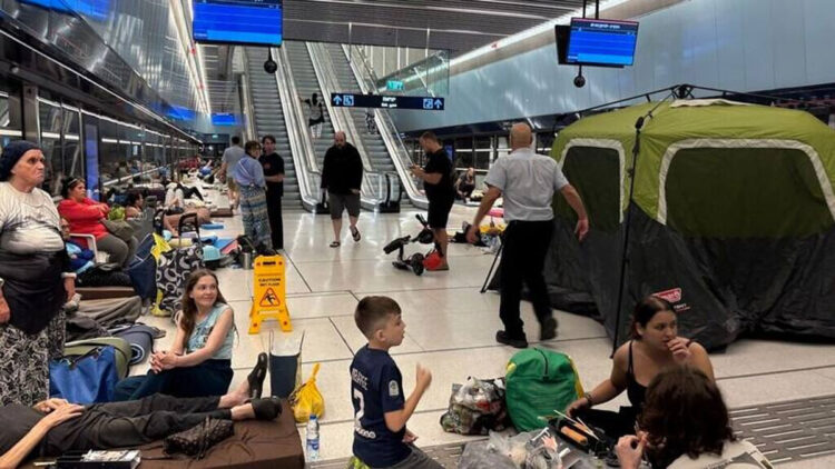 മിസൈലിൽ നിന്ന് രക്ഷവേണം, ഇസ്രയേലിൽ ഭൂഗർഭ റെയിൽ സ്റ്റേഷനുകളിൽ അഭയം തേടി ജനങ്ങള്