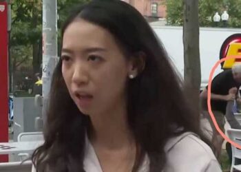 മൈക്ക് കയ്യിൽ കിട്ടിയാൽപിന്നെ ചുറ്റുമുള്ളതൊന്നും കാണാൻ പറ്റില്ല സാറേ!! ക്യാമറയ്ക്കുമുന്നിൽ അനുകമ്പയേയും സാ​ഹോദര്യത്തേയും കുറിച്ച് ഘോരഘോരം പ്രസം​ഗിച്ച് യുവതി, പിന്നിൽ പൊരിഞ്ഞ അടി… വൈറലായി വീഡിയോ