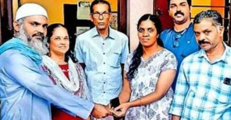കാക്കക്കൂട്ടിൽ നിന്നൊരു സ്വർണവള, കാക്ക കൊത്തി പോയ സ്വർണ വള തിരികെ കിട്ടിയത് 3 വർഷത്തിനുശേഷം