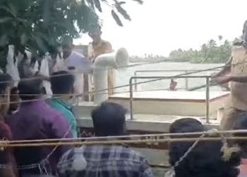 വൈക്കത്ത് മരണവീട്ടിലേക്ക് ആളുകളുമായി പോയ വള്ളം മറിഞ്ഞു; ഒരാൾക്കായി തിരച്ചിൽ, നേവിയുടെ സഹായം തേടും