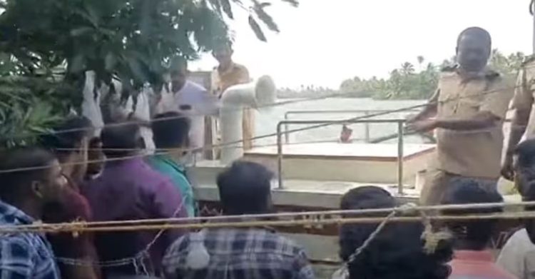 വൈക്കത്ത് മരണവീട്ടിലേക്ക് ആളുകളുമായി പോയ വള്ളം മറിഞ്ഞു; ഒരാൾക്കായി തിരച്ചിൽ, നേവിയുടെ സഹായം തേടും