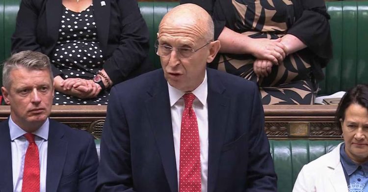 ബ്രിട്ടൻ്റെ രഹസ്യ പദ്ധതി ചോർന്നു…; ആയിരക്കണക്കിന് അഫ്ഗാൻ പൗരന്മാരെ യുകെയിലേക്ക് പുനരധിവസിപ്പിക്കാന്‍ പദ്ധതി തയാറാക്കി… ക്ഷമാപണം നടത്തി ബ്രിട്ടിഷ് പ്രതിരോധ മന്ത്രി