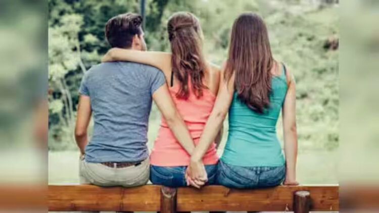 സുഹൃത്തുക്കളായ രണ്ട് യുവതികളെ ഒരേസമയം പ്രണയിച്ച് യുവാവ്, ചതിയറിഞ്ഞതോടെ ഇരുവരും ചോദിക്കാനെത്തിയപ്പോൾ ആക്രമണം!