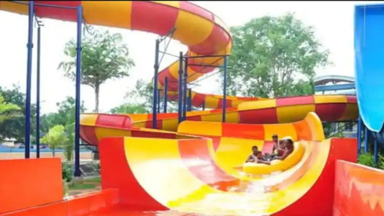 ഒന്നര വയസുകാരിക്കൊപ്പം വാട്ടർ തീം പാർക്കിലെ റൈഡിൽ കയറി അച്ഛൻ, പിടിവിട്ടു നിലത്തുവീണ പിഞ്ചുകുഞ്ഞിന് ദാരുണാന്ത്യം