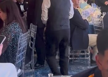 മറ്റൊരു യുവതിയുമായി സംസാരിക്കുന്ന ഗില്ലിനെ ഉറ്റുനോക്കുന്ന സാറ ടെൻഡുൽക്കർ; വൈറലായി ലണ്ടൻ വിരുന്നിലെ കൂടുതൽ ചിത്രങ്ങൾ