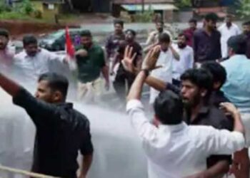 ആരോ​ഗ്യ മന്ത്രിയുടെ രാജിക്കായി തലസ്ഥാന ന​ഗരി പ്രതിഷേധക്കളം, ബാരിക്കേഡ് മറിച്ചിടാൻ ശ്രമിച്ച പ്രവർത്തകർക്കുനേരെ തുടർച്ചയായി ജലപീരങ്കി പ്രയോ​ഗിച്ച് പോലീസ്