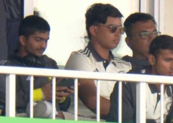 ചേട്ടന്മാർ ഇം​ഗ്ലീഷുകാരെ തലങ്ങും വിലങ്ങും അടിച്ചുതെറുപ്പിക്കുന്നത് ​ഗ്യാലറിയിലിരുന്ന് ആസ്വദിച്ച് ‘കൂറ്റനടി വീരൻ’ വൈഭവ്, ആ ഇരിപ്പ് കണ്ടാൽ പറയുമോ ഇം​ഗ്ലീഷ് അനിയന്മാരെ വെള്ളം കുടിപ്പിച്ചിട്ടുള്ള ഇരിപ്പാണെന്ന്!! കമന്ററി ബോക്സിലെ ചർച്ചയിലും താരമായി സൂര്യവംശി