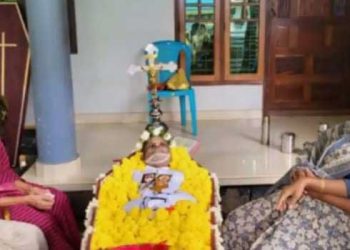 മകന്റെ മർദനം സഹിക്കവയ്യാതെ ഭാര്യയുടെ കൈപിടിച്ച് അ​ഗതി മന്ദിരത്തിൽ, പിതാവ് മരിച്ചതറിഞ്ഞ് മകനും മരുമകളും വീട് പൂട്ടി സ്ഥലം വിട്ടു, മൃതദേഹവുമായി കാത്തിരുന്ന് നാട്ടുകാർ!! ഒടുവിൽ അന്ത്യയാത്രാ കർമ്മങ്ങൾ ചെയ്തതു വീട്ട്മുറ്റത്ത്