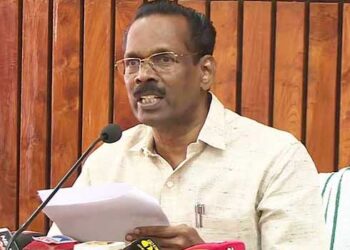 ഒരു കെഎസ്ആ‌ർടിസിയും നാളെ നിരത്തിലിറങ്ങില്ല, ഇനി നിരത്തിലിറങ്ങിയാൽ, അപ്പോൾ കാണാം… തടയാൻ തൊഴിലാളികൾ ഉണ്ടല്ലോ- വെല്ലിവിളിച്ച് ടിപി രാമകൃഷ്ണൻ, പണി മുടക്കിൽ പങ്കെടുക്കും