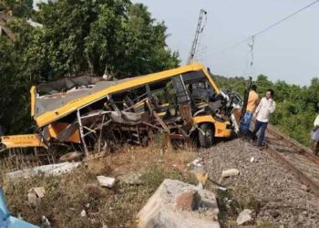 ലെവൽ ക്രോസിൽ ഗേറ്റ്‌ അടയ്ക്കാൻ ജീവനക്കാരൻ മറന്ന് പോയി? പാഞ്ഞെത്തിയ ട്രെയിൻ സ്കൂൾ ബസിനെ ഇടിച്ചു തെറുപ്പിച്ചു, 3 വിദ്യാർഥികൾക്കു ദാരുണാന്ത്യം, പത്തോളം വിദ്യാർഥികൾക്കു പരുക്ക് പലരുടേയും നില ​ഗുരുതരം, വാൻ ഡ്രൈവറുടെ അനാസ്ഥയെന്ന് റെയിൽവേ