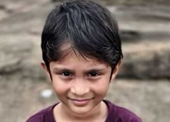 സ്കൂൾ ബസിൽ നിന്നിറങ്ങിയ കുട്ടി അമ്മയുടെ കൈവിട്ട് ഓടി, എതിരെവന്ന മറ്റൊരു സ്കൂൾ ബസിടിച്ച് ആറുവയസുകാരന് ദാരുണാന്ത്യം, അപകടം അമ്മയുടെ കൺമുന്നിൽവച്ച്