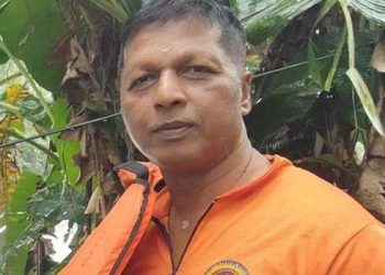 വെെദ്യുത ലൈനിലേക്കു വീണ മരം മുറിച്ചുമാറ്റുന്നതിനിടെ പോസ്റ്റൊടിഞ്ഞ് ദേഹത്തുവീണ് ഫയർഫോഴ്‌സ് ഉദ്യോഗസ്ഥന് ദാരുണാന്ത്യം, മരണം വാരിയെല്ലുകൾ തകർന്ന്