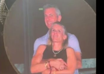 ആദ്യം ഭാര്യ പേരുവെട്ടി, ഇപ്പോൾ കമ്പനിയും, എച്ച് ആർ മേധാവിയുമൊത്തുള്ള ആലിംഗനം വൈറലായപ്പോൾ ബൈറോണിന് നഷ്ടങ്ങളേറെ