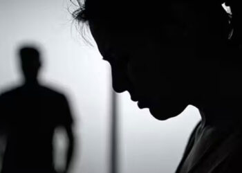 പല തവണ പിറകെ ന‌ടന്ന് പ്രണയാഭ്യർഥന, വഴങ്ങാതെ വന്നതോടെ വനിതാ ഡോക്ടറെ ആക്രമിച്ച് കീഴടക്കി താലികെട്ടി, ഡോക്ടറുടെ ഫോണും ആഭരണങ്ങളുമായി മുങ്ങിയ സഹപ്രവർത്തകനായ ഡോക്ടർക്കായി അന്വേഷണം