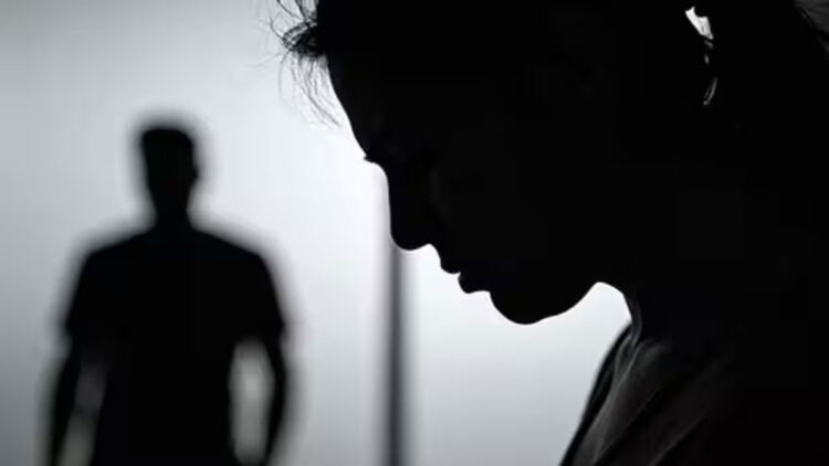 പല തവണ പിറകെ ന‌ടന്ന് പ്രണയാഭ്യർഥന, വഴങ്ങാതെ വന്നതോടെ വനിതാ ഡോക്ടറെ ആക്രമിച്ച് കീഴടക്കി താലികെട്ടി, ഡോക്ടറുടെ ഫോണും ആഭരണങ്ങളുമായി മുങ്ങിയ സഹപ്രവർത്തകനായ ഡോക്ടർക്കായി അന്വേഷണം