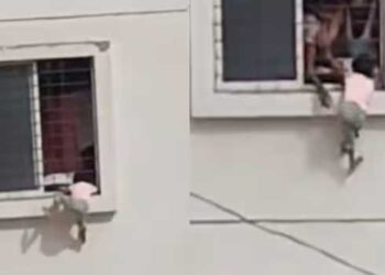 മൂന്നാം നിലയിൽ നിന്ന് 4 വയസുകാരി ജനലിലൂടെ താഴേയ്ക്ക്, കമ്പിയിൽ തൂങ്ങിക്കിടന്ന കുഞ്ഞിന് അത്ഭുതരക്ഷ