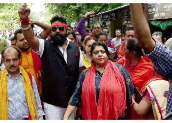 ‘കന്യാസ്ത്രീകൾക്ക് ജാമ്യം നൽകരുത്’; കോടതിക്ക് മുന്നിൽ നാടകീയരം​ഗങ്ങൾ, പ്രതിഷേധവുമായി ബജ്‍റം​ഗ്‍ദൾ പ്രവർത്തകർ