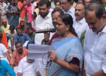 വീണാ ജോർജിനു കണ്ടാമൃ​ഗത്തിന്റെ തൊലിക്കട്ടിയാണ്!! നല്ല സാരിയൊക്കെയുടുത്താണു ഞങ്ങളും വന്നത്, എന്നാൽ ചെളിയിലിരിക്കേണ്ടി വന്നാൽ അവിടെയിരിക്കും, മെഡിക്കൽ കോളേജ് അപകട മരണത്തിൽ ഒന്നാം പ്രതി ആരോ​ഗ്യമന്ത്രി- ശോഭാ സുരേന്ദ്രൻ