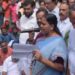 വീണാ ജോർജിനു കണ്ടാമൃഗത്തിന്റെ തൊലിക്കട്ടിയാണ്!! നല്ല സാരിയൊക്കെയുടുത്താണു ഞങ്ങളും വന്നത്, എന്നാൽ ചെളിയിലിരിക്കേണ്ടി വന്നാൽ അവിടെയിരിക്കും, മെഡിക്കൽ കോളേജ് അപകട മരണത്തിൽ ഒന്നാം പ്രതി ആരോഗ്യമന്ത്രി- ശോഭാ സുരേന്ദ്രൻ