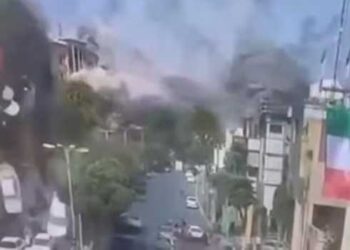 നിരത്തിൽ കൂടി പായുന്ന വാഹനങ്ങൾ, ഒരു കാർ പാർക്ക് ചെയ്യാനായി തുടങ്ങുന്നു, ഉടനെ അന്തരീക്ഷത്തെ ഞെട്ടിച്ച് ഉ​ഗ്ര സ്ഫോടനം, കാറുകൾ വായുവിലേക്ക് കെട്ടിടങ്ങളുടെ ഉയരത്തിൽ തെറിക്കുന്നു!! ഇസ്രയേൽ ഇറാനിൽ നടത്തിയ ആക്രമണത്തിന്റെ നടുക്കുന്ന ദൃശ്യങ്ങൾ പുറത്ത്- വീഡിയോ