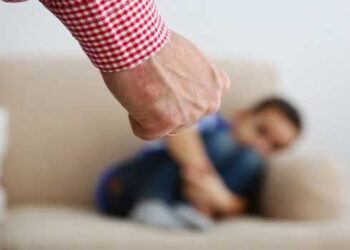 അമ്മയേയും ആൺസുഹൃത്തിനേയും രാത്രിയിൽ കണ്ട കാര്യം പിതാവിനെ അറിയിക്കുമെന്ന് പറഞ്ഞ 11 കാരന് മർദനം, ആൺസുഹൃത്ത് കുട്ടിയുടെ കഴുത്തിന് കുത്തിപ്പിടിച്ചു, അച്ഛനെ അറിയിച്ചാൽ ഫാനിൽ കെട്ടിത്തൂക്കുമെന്ന് മാതാവിന്റെ ഭീഷണി!! പ്രതികൾക്കു മൂന്നുമാസം തടവുശിക്ഷ