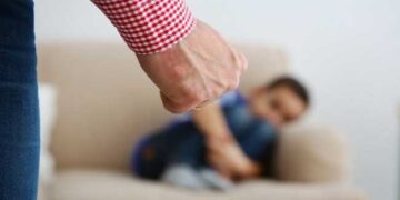 അമ്മയേയും ആൺസുഹൃത്തിനേയും രാത്രിയിൽ കണ്ട കാര്യം പിതാവിനെ അറിയിക്കുമെന്ന് പറഞ്ഞ 11 കാരന് മർദനം, ആൺസുഹൃത്ത് കുട്ടിയുടെ കഴുത്തിന് കുത്തിപ്പിടിച്ചു, അച്ഛനെ അറിയിച്ചാൽ ഫാനിൽ കെട്ടിത്തൂക്കുമെന്ന് മാതാവിന്റെ ഭീഷണി!! പ്രതികൾക്കു മൂന്നുമാസം തടവുശിക്ഷ