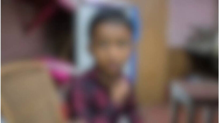 ചായക്കടയിലിരുന്ന കുഞ്ഞിൻ്റെ കഴുത്തിലും മുഖത്തും മുറിവ്; അമ്മയും അമ്മൂമ്മയും ഉപദ്രവിച്ചെന്ന് മൊഴി, കേസെടുത്ത് പൊലീസ്