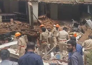 ഉണ്ടായത് ​ഗുരുതര അനാസ്ഥ, അപകടം നിസാരവത്കരിച്ചു!! ആളൊഴിഞ്ഞ കെട്ടിടമെന്നു പറഞ്ഞ് ആളുകളെ തെറ്റിദ്ധരിപ്പിച്ച് രക്ഷാപ്രവർത്തനം വൈകിപ്പിച്ചു, വീട്ടമ്മയെ പുറത്തെടുത്തതു രണ്ടര മണിക്കൂർ കഴിഞ്ഞ്, തകർന്നു വീണത് മെഡിക്കൽ കോളേജിലെ ആദ്യകാല കെട്ടിടം