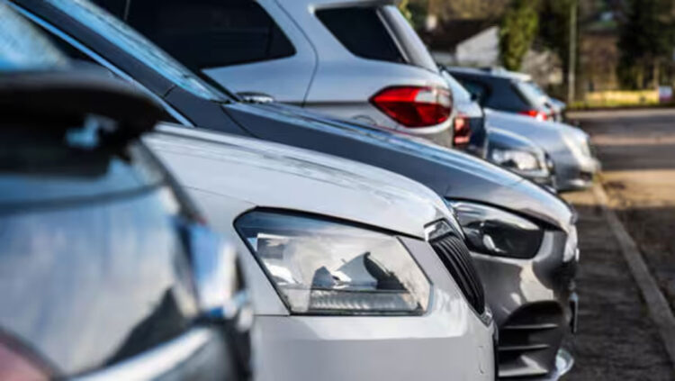 ‘കയ്യിൽ വെള്ളം, കാറിന്റെ ഗ്ലാസ് താഴ്ത്തിയിട്ട നിലയിൽ’, കൊടും ചൂടിൽ നിർത്തിയിട്ട കാറിൽ 9 വയസുകാരിക്ക് ദാരുണാന്ത്യം