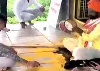 ബാധയൊഴിപ്പിക്കാൻ ആളുകളെ വടികൊണ്ട് ക്രൂരമായി മർദ്ദിക്കുക, വായിൽ ചെരിപ്പ് തിരുകി വയ്ക്കുക, മൂത്രം കുടിപ്പിക്കുക എന്നിങ്ങനെ നീളുന്നു ആൾ ദൈവത്തിന്റെ ക്രൂര വിനോദങ്ങൾ, ദൃശ്യങ്ങൾ പ്രചരിച്ചതോടെ ഒളിവി‍ൽ പോയ ആൾ ദൈവത്തിനും അനുയായികൾക്കുമായി തെരച്ചിൽ