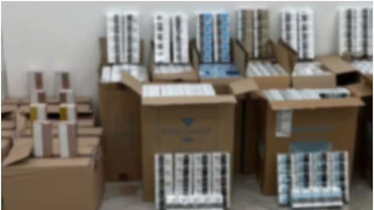 ഫർണിച്ചറുകൾ കയറ്റിയ ട്രക്ക് കണ്ടപ്പോൾ സംശയം, പരിശോധന നടത്തി കസ്റ്റംസ്; പിടികൂടിയത് വലിയ സിഗരറ്റ് ശേഖരം