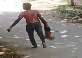 നിന്റെ വീട്ടിൽ നിന്ന് സ്ത്രീധനമായി രണ്ടു ലക്ഷവും കാറും കൊണ്ടുവാ,,, എട്ടുമാസം പ്രായമുള്ള കൈക്കുഞ്ഞിനെ തല കീഴായി തൂക്കിപ്പിടിച്ച് പിതാവിന്റെ താണ്ഡവം!! കുട്ടിയെ തൂക്കിയിട്ട് അയാൾ നാല് തവണ ഗ്രാമം ചുറ്റി, കുട്ടിക്ക് ഇപ്പോൾ വയ്യാതായി, അവൻറെ ഇടുപ്പെല്ല് തെറ്റി- യുവതി