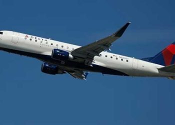 മുഖാഭിമുഖം അമേരിക്കൻ വ്യോമസേനയുടെ ബി 52 ബോംബറും യാത്ര വിമാനവും!! പൊടുന്നനെ ദിശമാറ്റി പറപ്പിച്ച് പൈലറ്റ്, ഒഴിവായത് വൻ ദുരന്തം