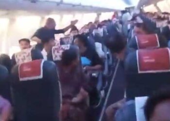 പൊരിഞ്ഞ അടിയിൽ വിമാനം താമസിച്ചത് ഏഴുമണിക്കൂർ!! വിമാനം ടേക്ക് ഓഫിനായി നീങ്ങുന്നതിനിടെ സ്ത്രീകൾ തമ്മിൽ അടിപിടി, കോക്ക്പിറ്റിലേക്ക് ഇടിച്ചുകയറാൻ ശ്രമം, നിവർത്തിയില്ലാതെ ടെർമിനലിലേക്കുതന്നെ വിമാനം തിരിച്ചെത്തിച്ച് രണ്ടിനേയും ഇറക്കിവിട്ടു- വീഡിയോ